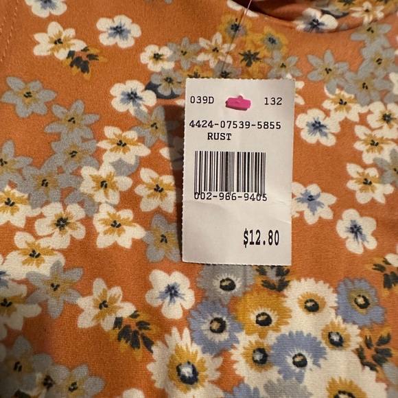 Beautiful Short Sleeve Shirt with Long Back - Picture 3 of 4